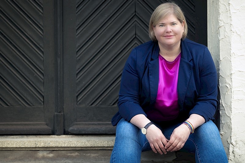 Vanessa Giese lehnt an einer Wand und schaut in die Kamera